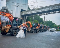 Chú rể cùng dàn máy xúc sang nhà gái rước dâu khiến dân mạng thích thú