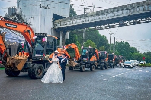 Chú rể cùng dàn máy xúc sang nhà gái rước dâu khiến dân mạng thích thú